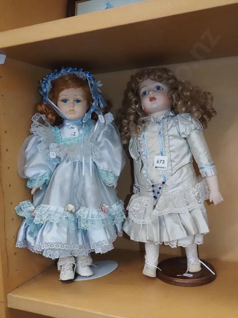 2x porcelain dolls H-400 Image 1++