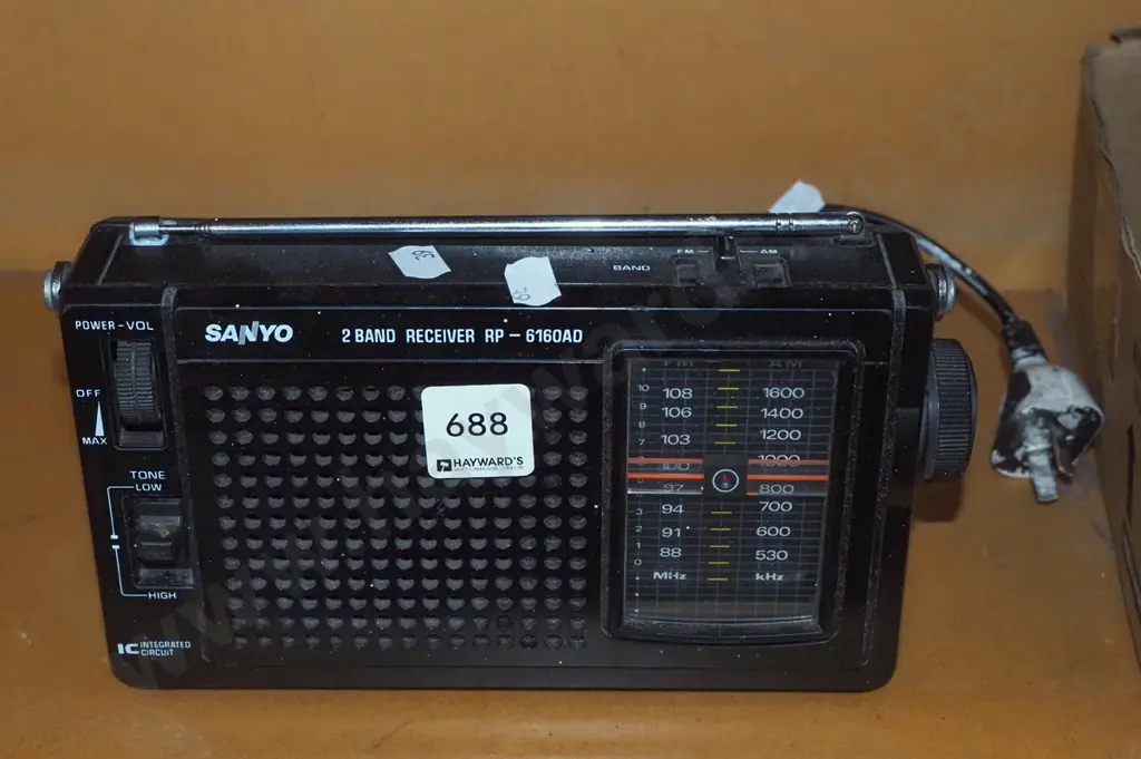 small Sanyo radio Image 1++