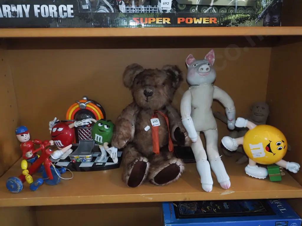 shelf; toys Image 1++