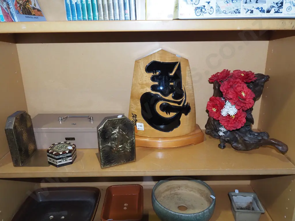 shelf; cash box, bookends, trinket box etc Image 1++