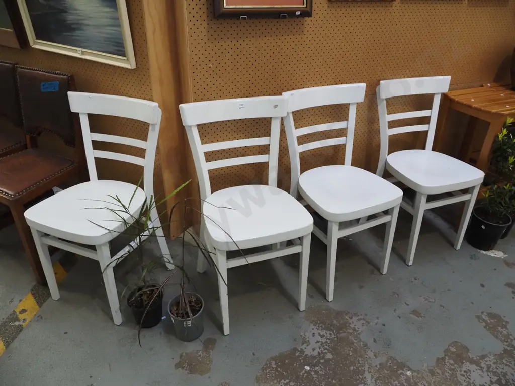 4x white painted chairs Image 1++