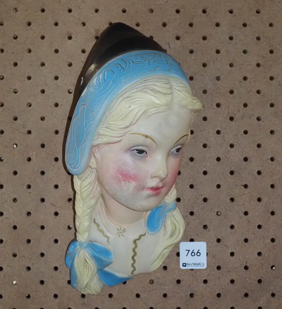 walll mounted 3D figurine - girl - chip to nose Image 1++