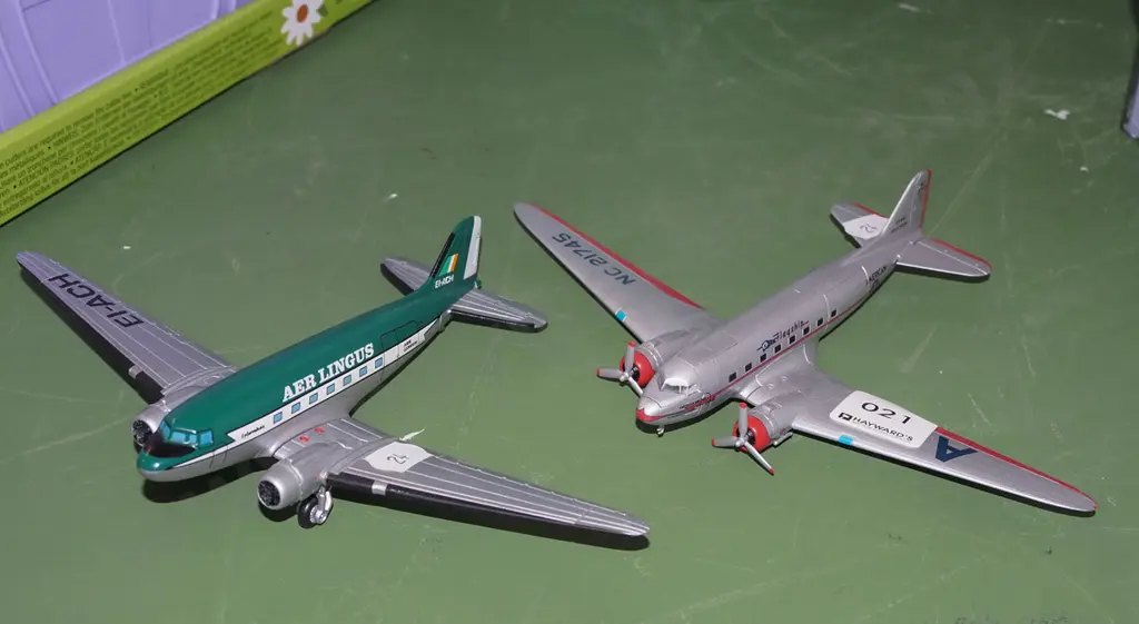2x diecast model planes Image 1++