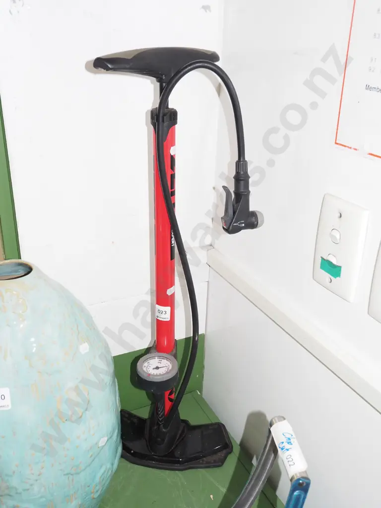 bike hand pump Image 1++