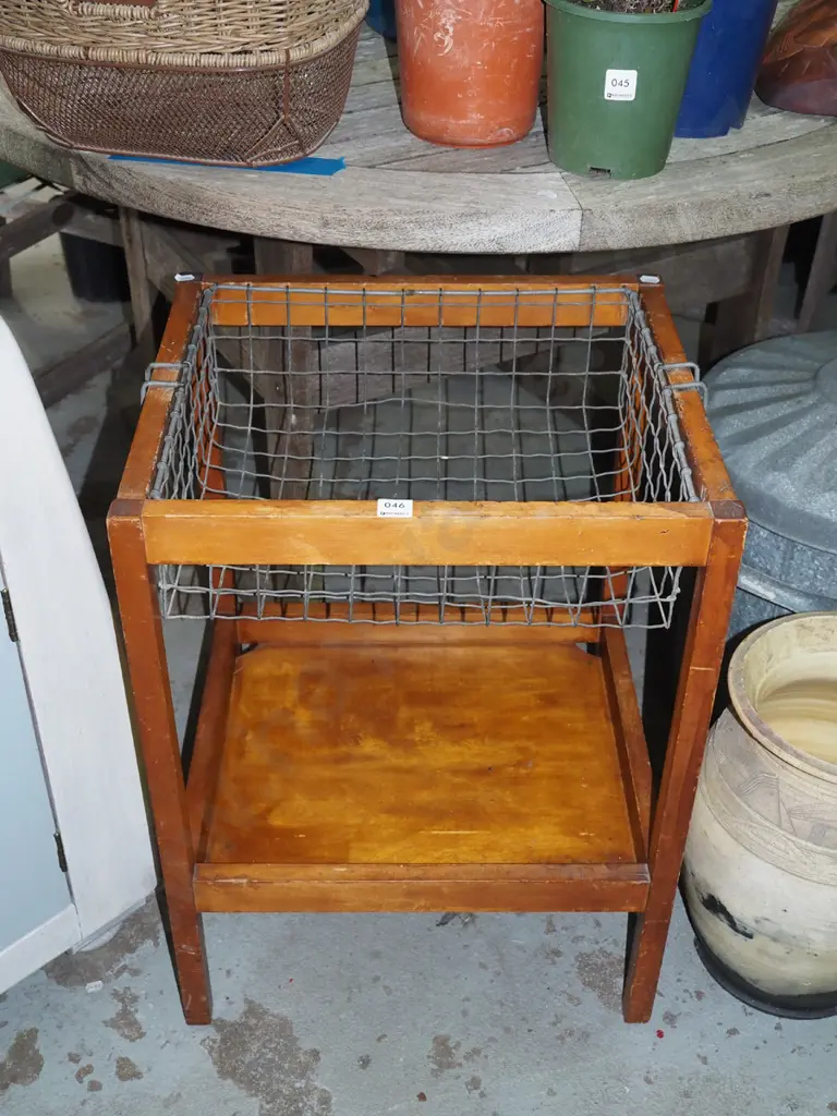 wooden stand with metal basket H-620 Image 1++