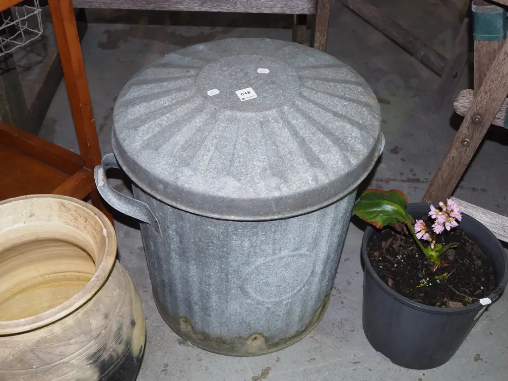 galvanised lidded ash can Image 1++