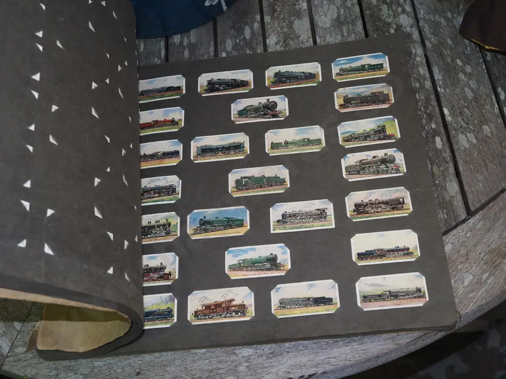 large album of cigarette collector cards Image 1++