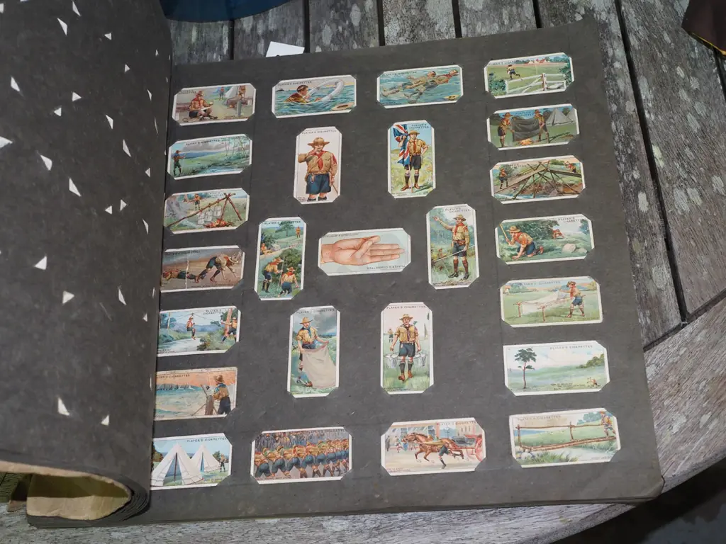 large album of cigarette collector cards Image 1++