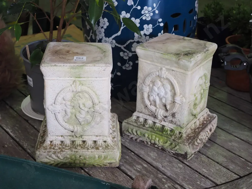2x small cast concrete plinths H-230 Image 1++