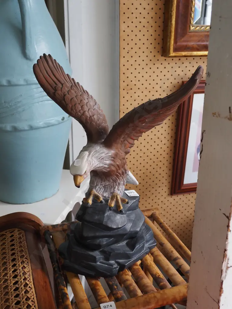 plastic eagle figurine H-400 Image 1++