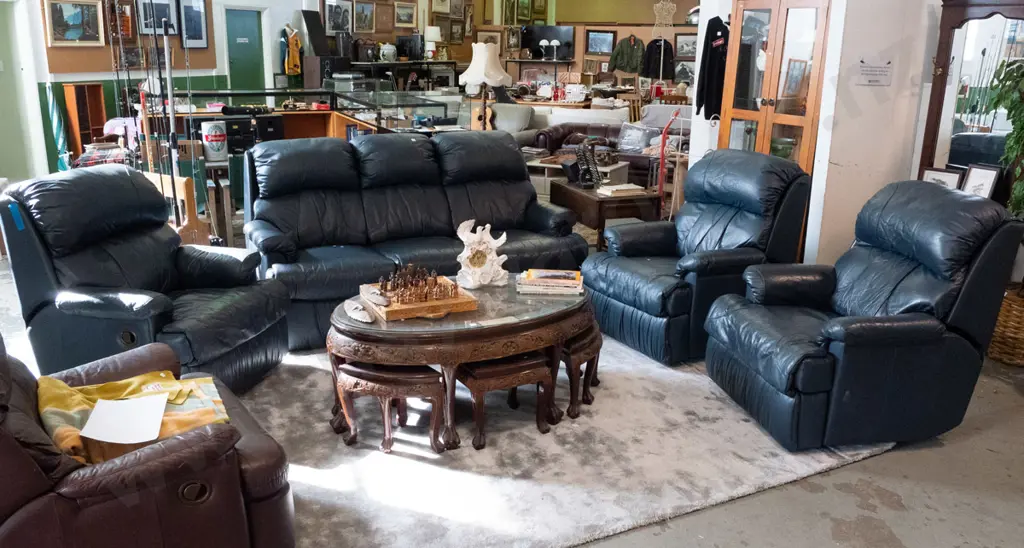 blue leather 4 piece lounge suite - 3 seater and 3x reclining armchairs - 1 chair handle is broken Image 1++