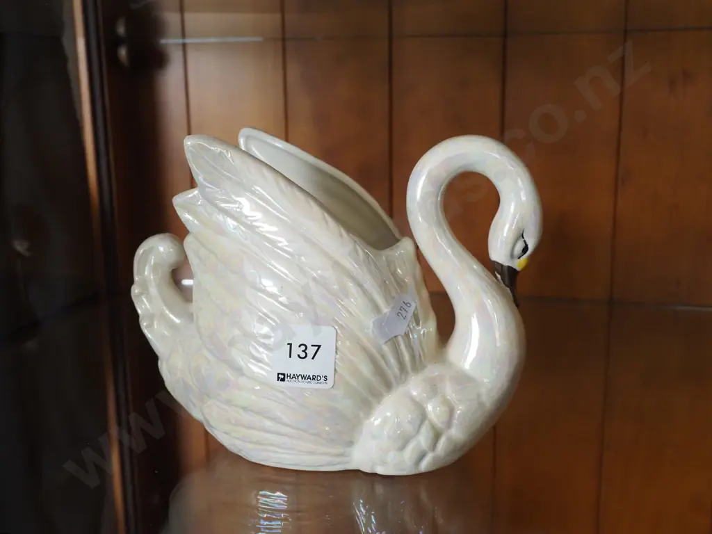 lustre glazed swan figurine Image 1++
