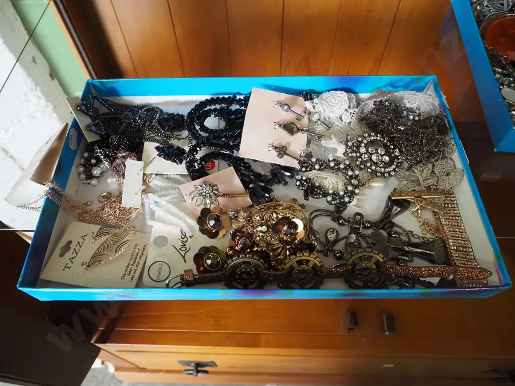 tray of costume jewellery Image 1++