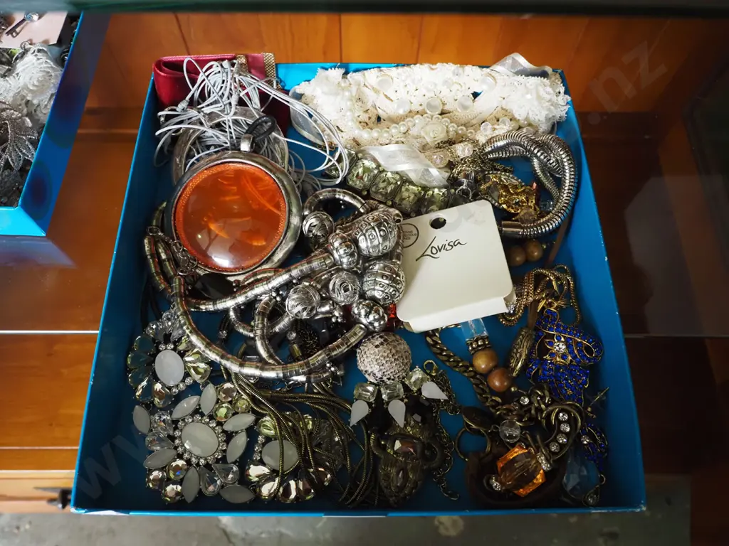 tray of costume jewellery Image 1++