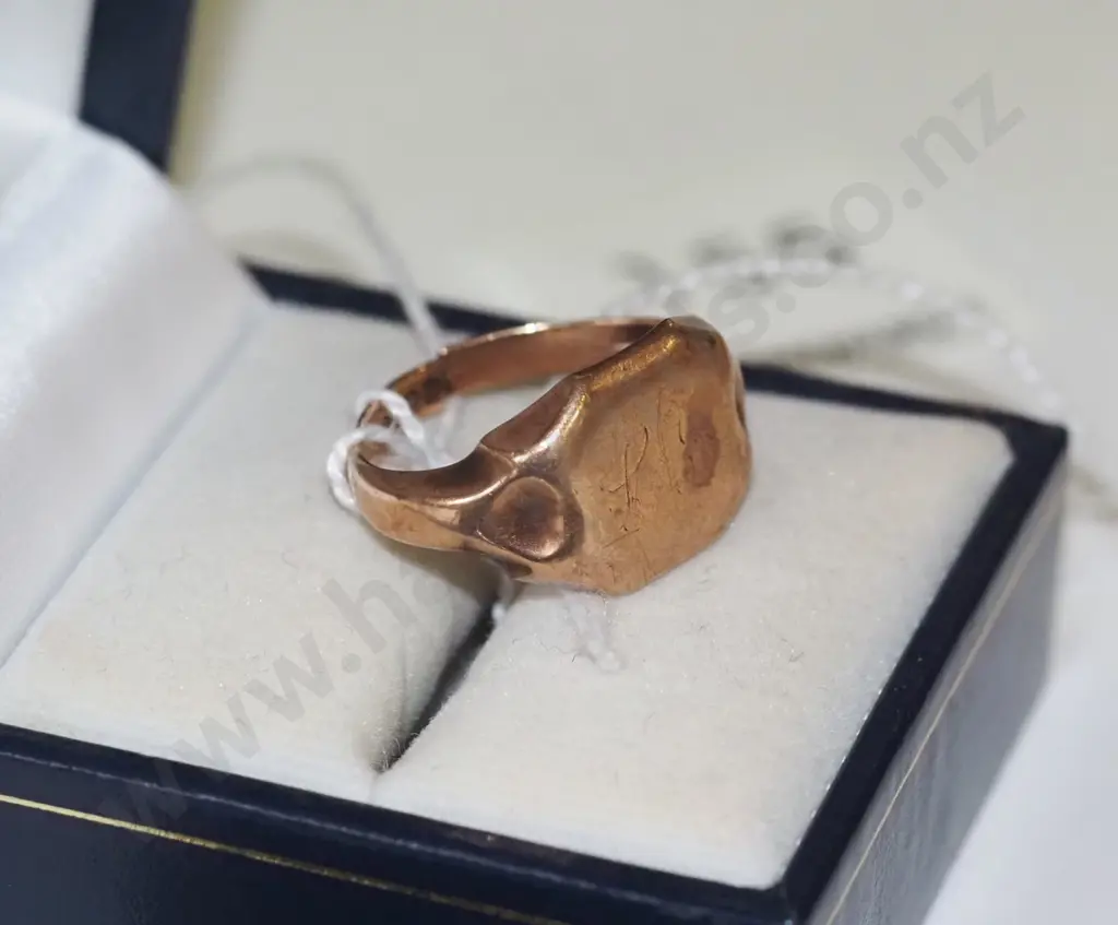 9ct rose gold signet shield shape ring 2.8grms Image 1++