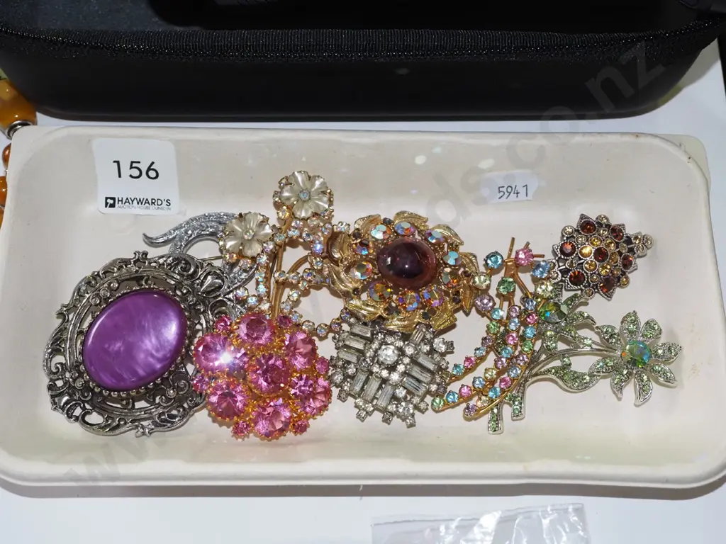 tray of costume brooches Image 1++