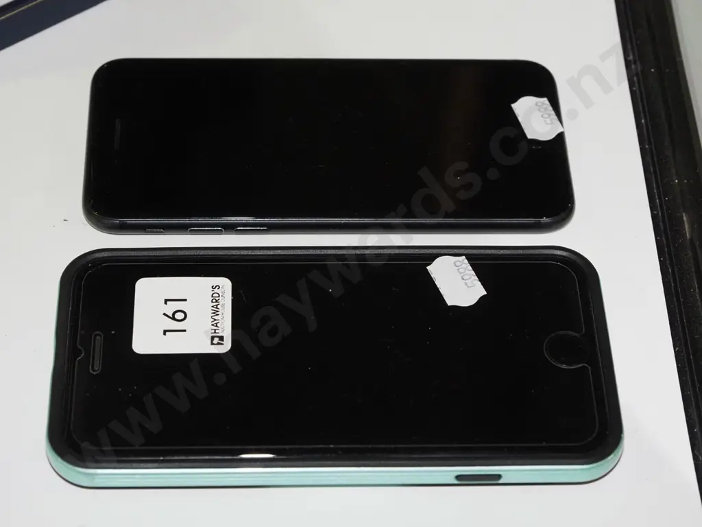 2x mobile phones Image 1++