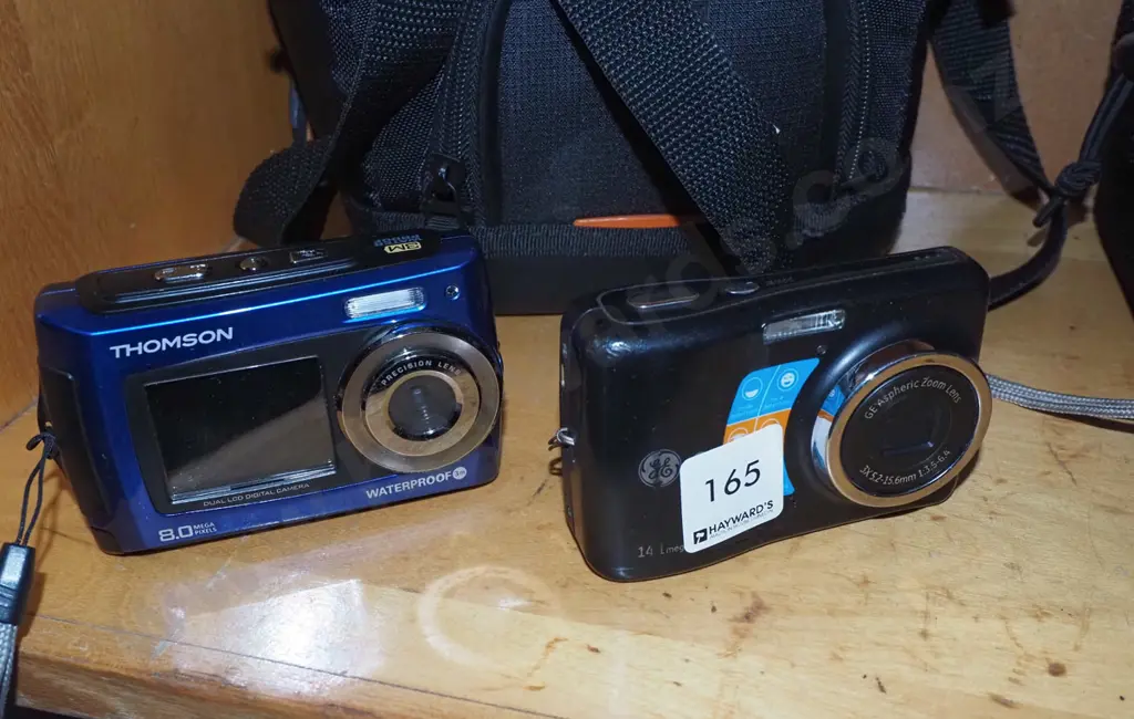 2x digital cameras, camera bag Image 1++