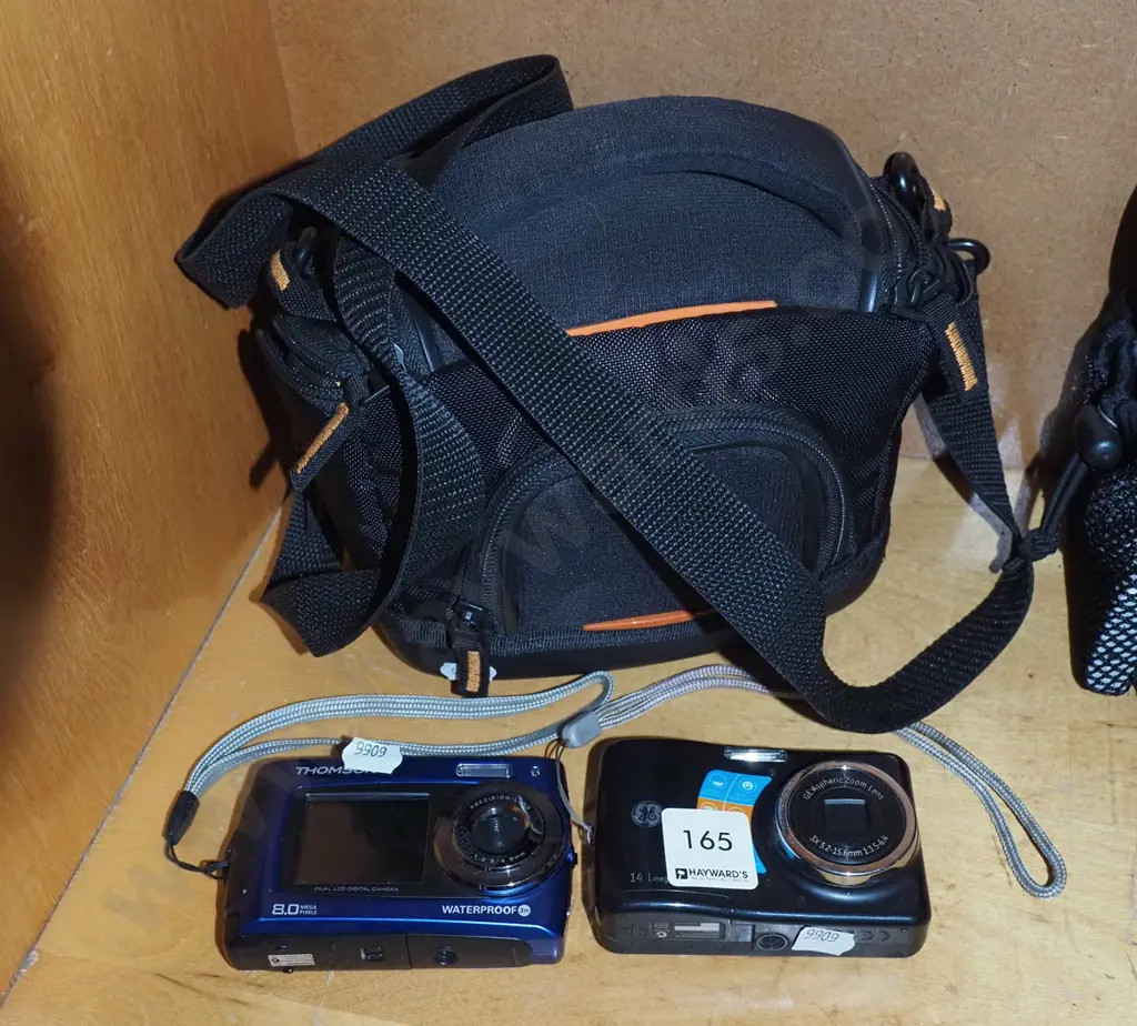 2x digital cameras, camera bag Image 1++
