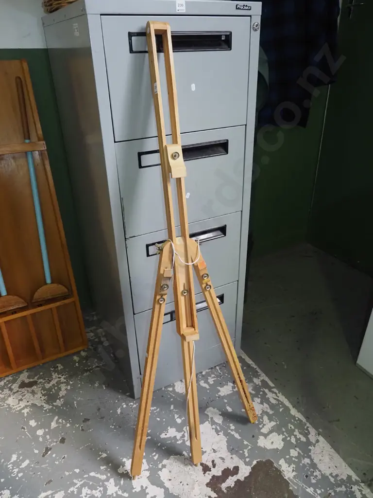 wooden easel Image 1++