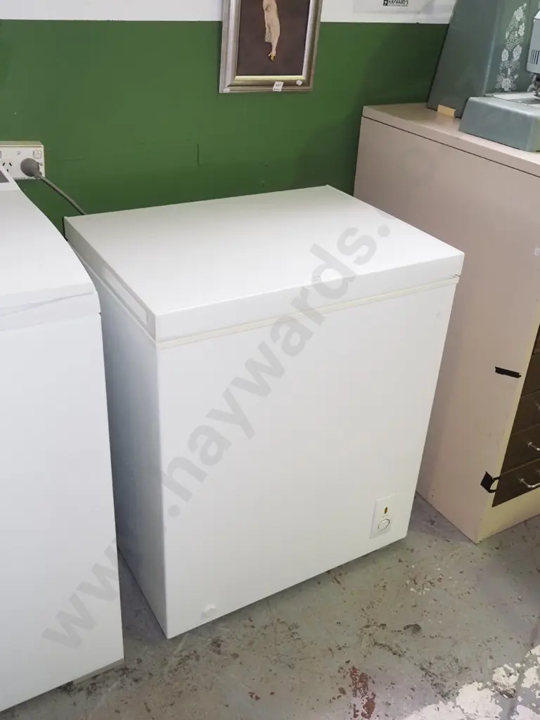 small unbranded chest freezer H-850 W-710 D-530 Image 1++