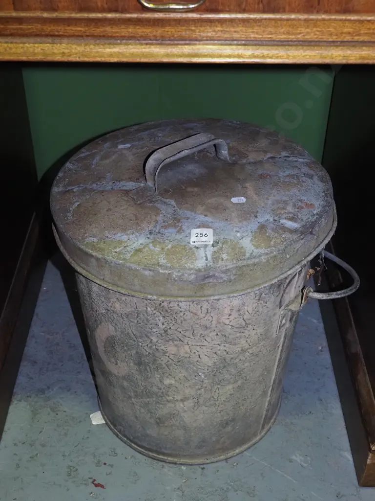 galvanised lidded ash can Image 1++