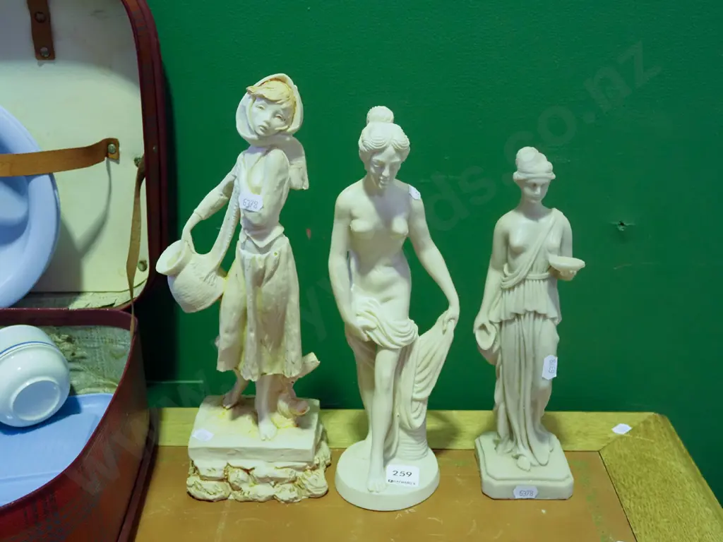 3x composite figurines H-310 Image 1++