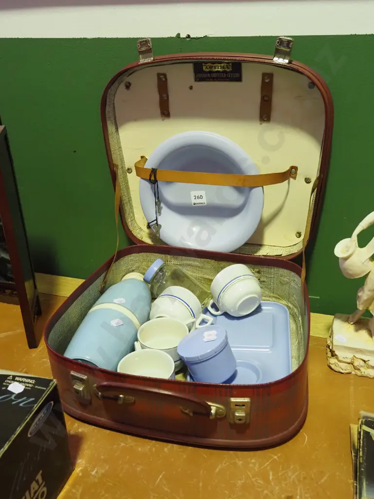 retro plastic picnic set Image 1++