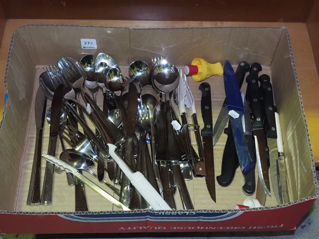 box of cutlery Image 1++