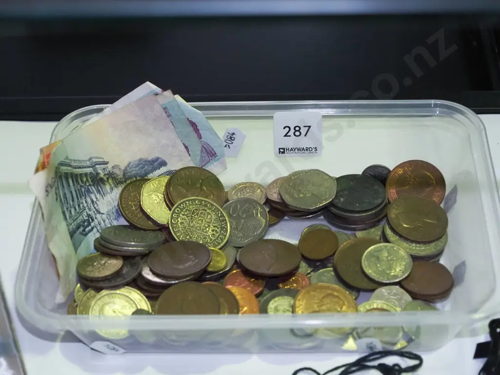 tray; various banknotes, coins Image 1++
