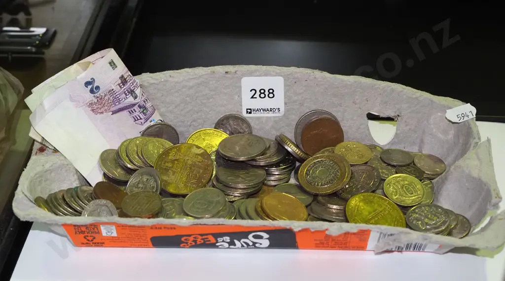 tray; bank notes, coins Image 1++