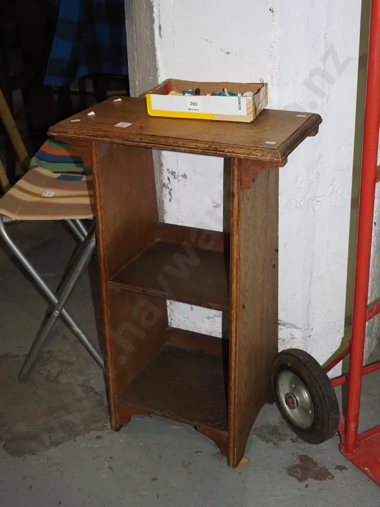 small oak bookcase H-690 W-460 Image 1++