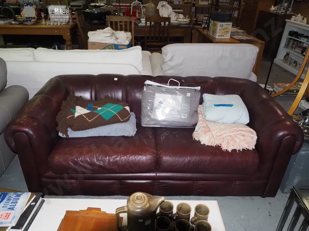 red leather chesterfield 3 seater settee - somewear Image 1++