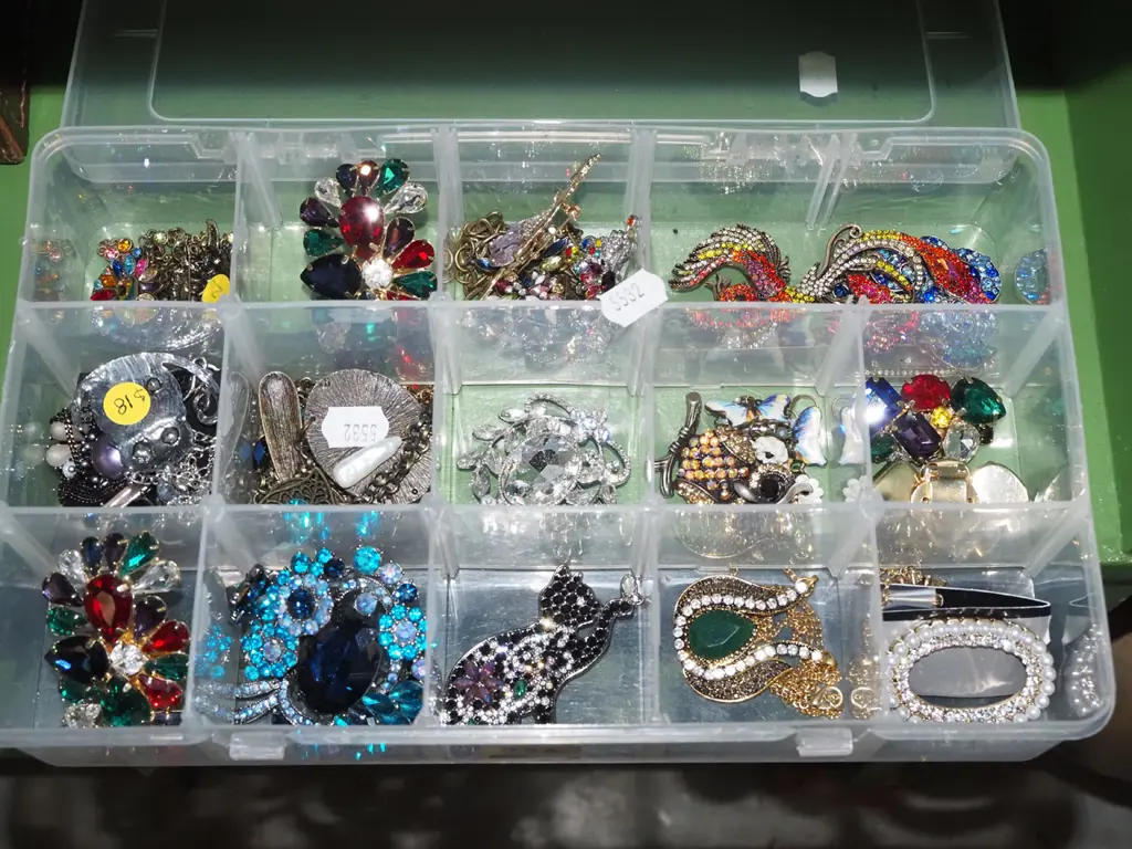 plastic organiser, costume jewellery Image 1++