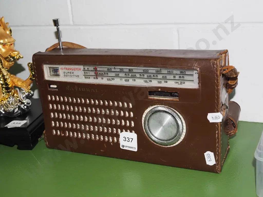 National Panasonic transistor radio in leather Image 1++