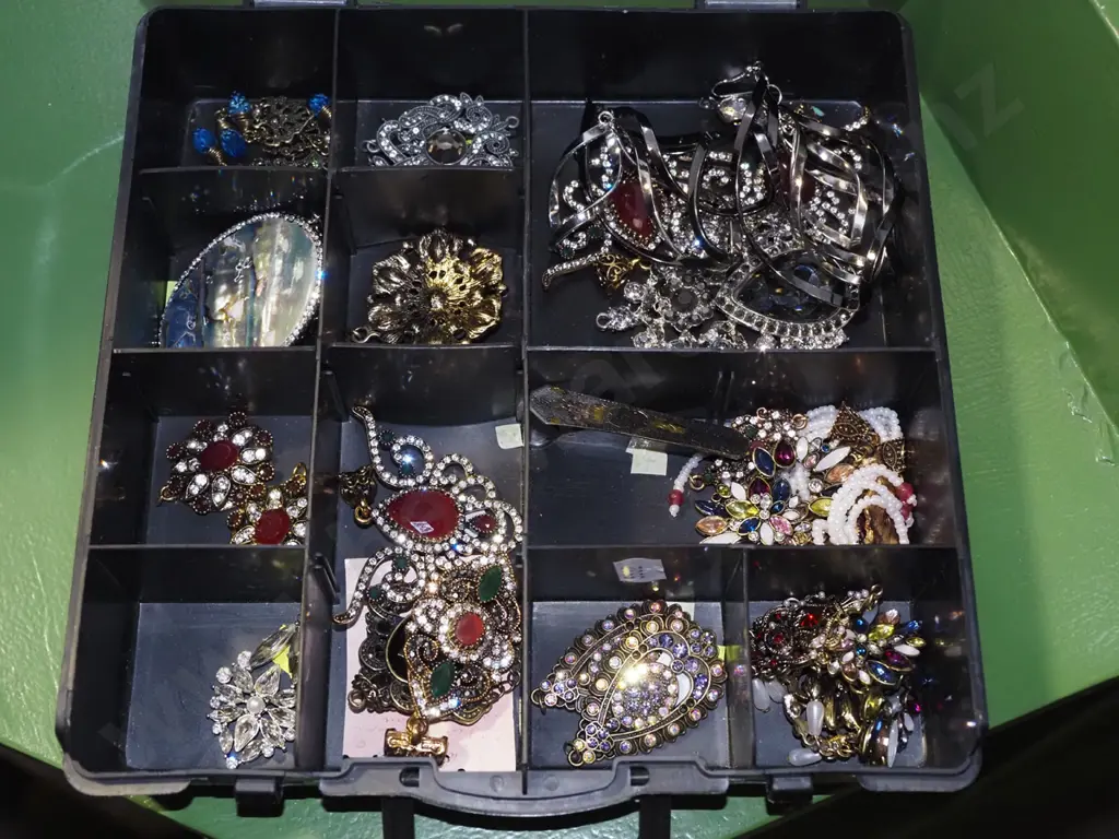 plastic organiser, costume jewellery Image 1++