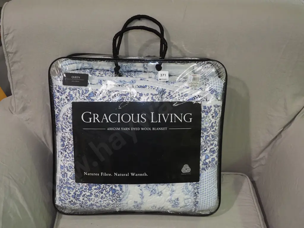 queen blue and white floral quilt Image 1++