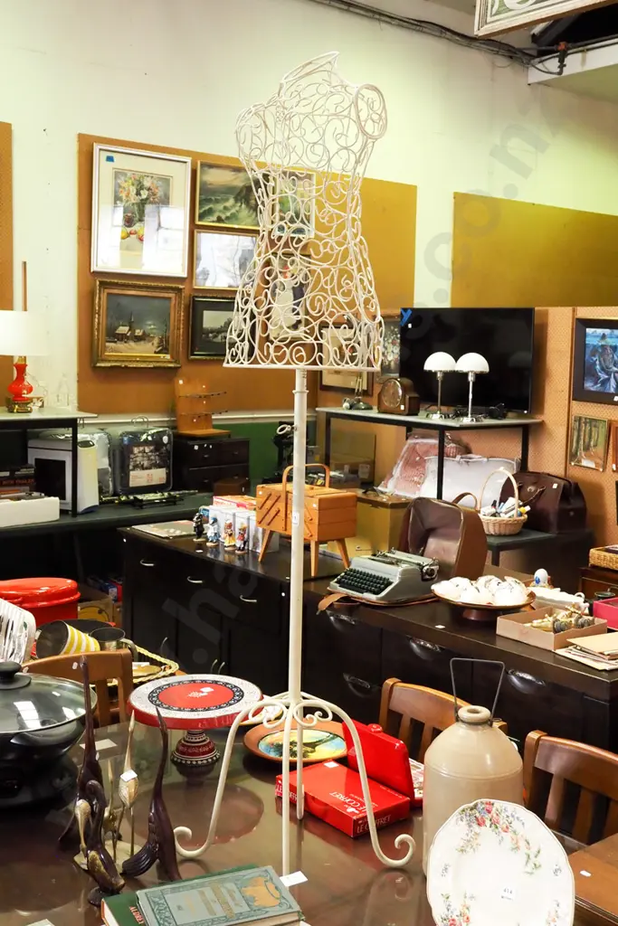 wrought metal female mannequin on stand H-1470 Image 1++