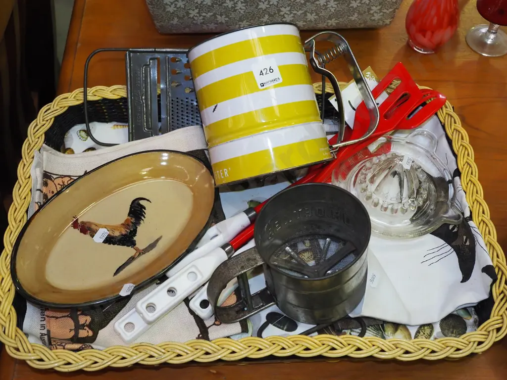 woven plastic tray and contents Image 1++