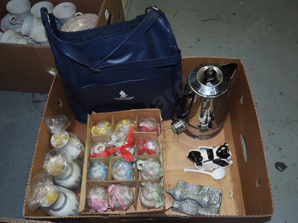 box; electric kettle, Singapore Airline bag etc Image 1++