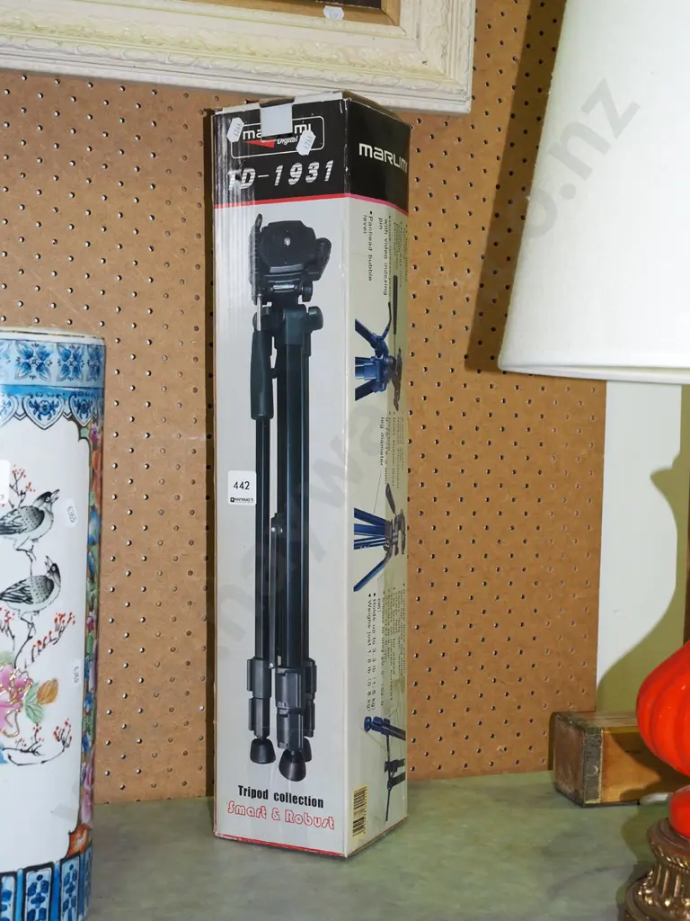 boxed Marumi tripod Image 1++