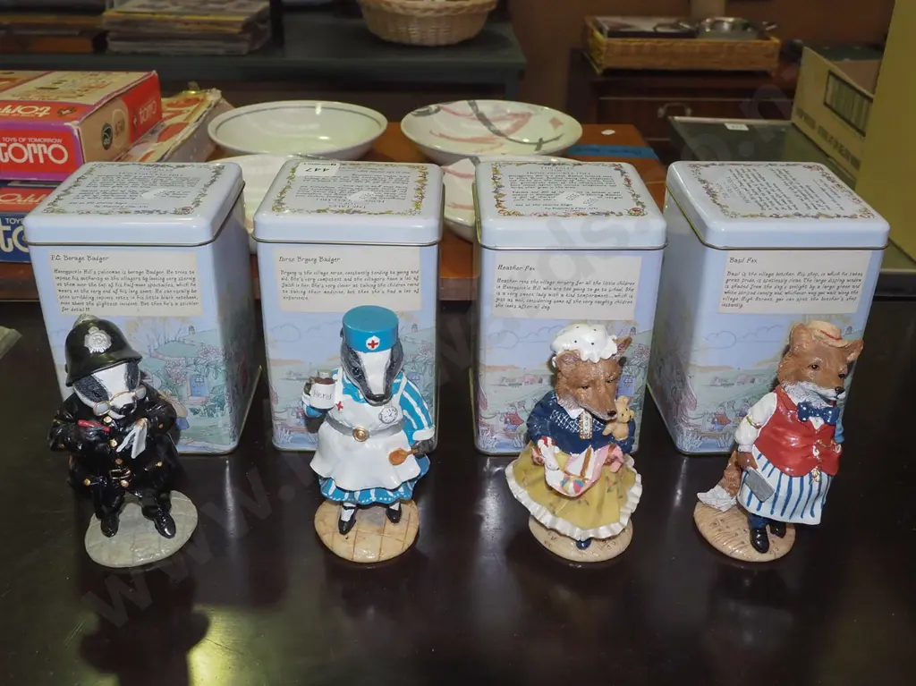 4x Honeysuckle Hill figurines and tins Image 1++