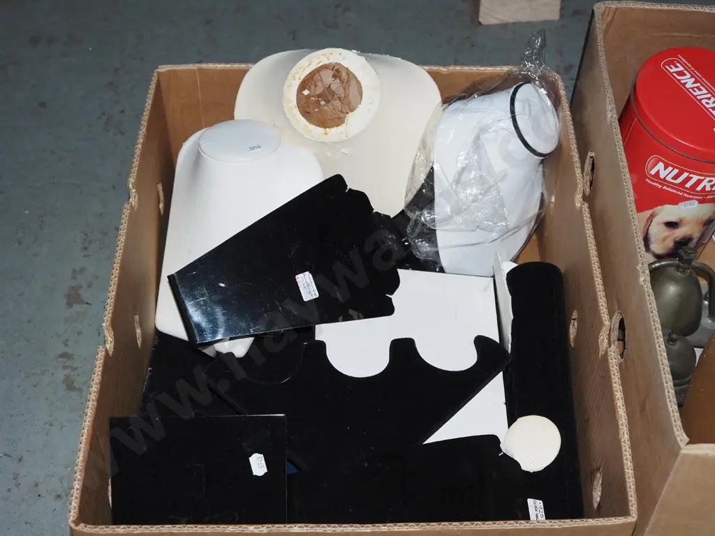 box; jewellery stands Image 1++