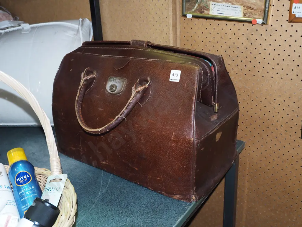 leather doctor's bag Image 1++
