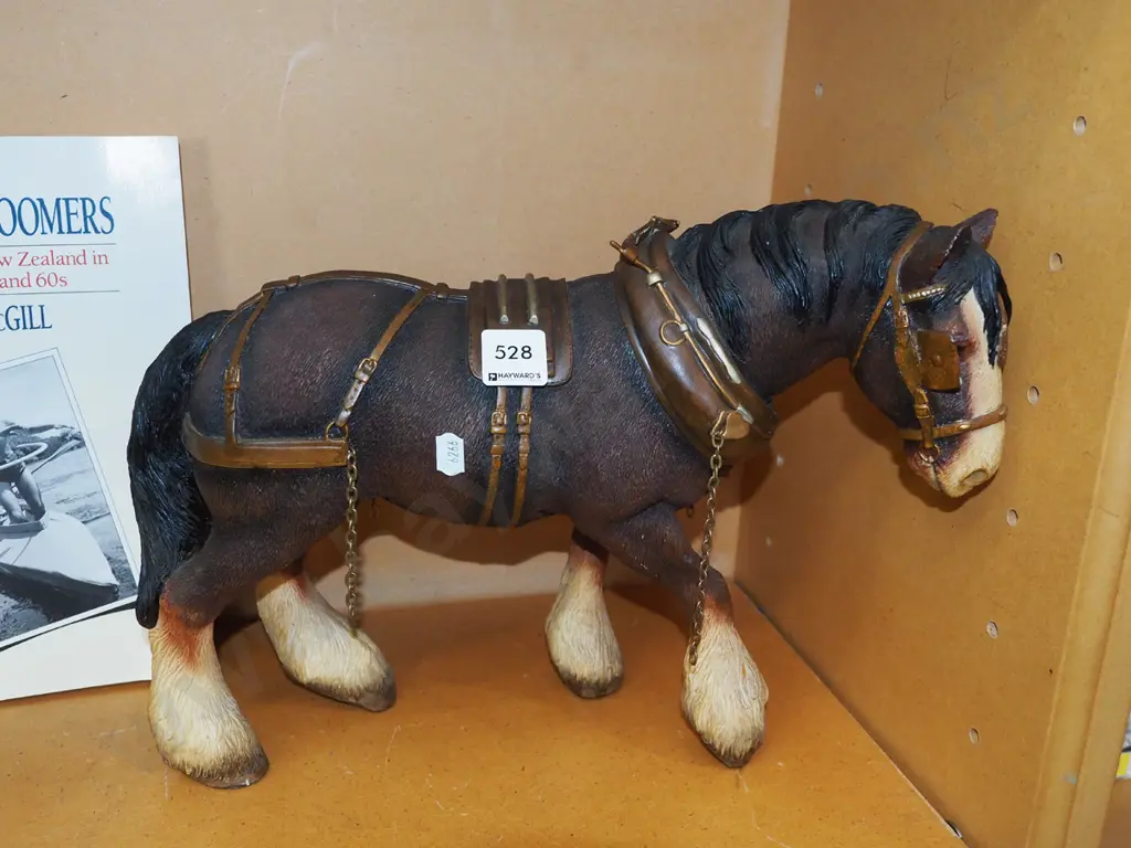 composite horse figurine H-280 Image 1++