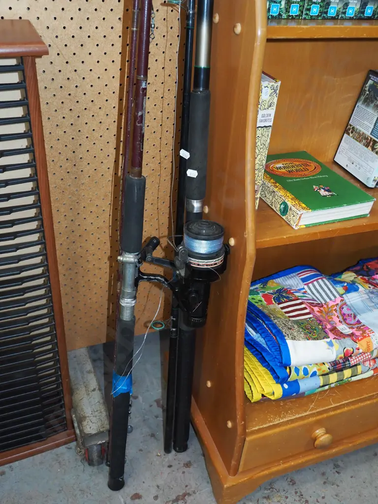 2x fishing rods, 1x reel Image 1++
