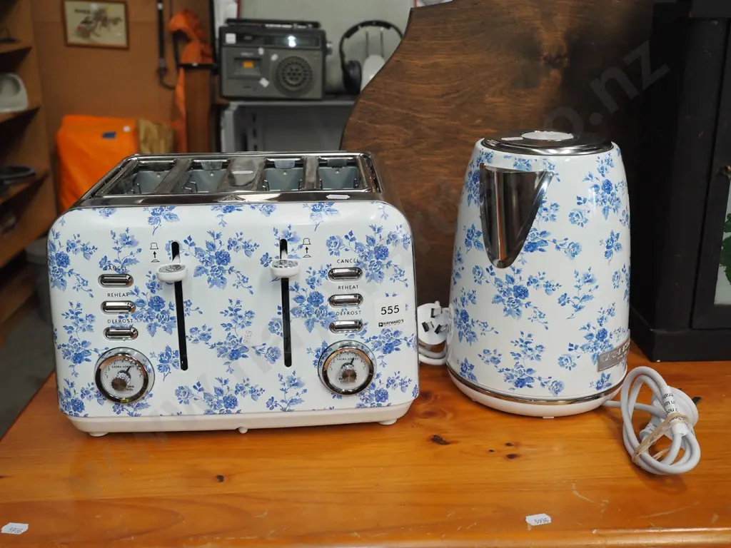 unusual floral decorated Laura Ashley 4 slice toaster and jug Image 1++