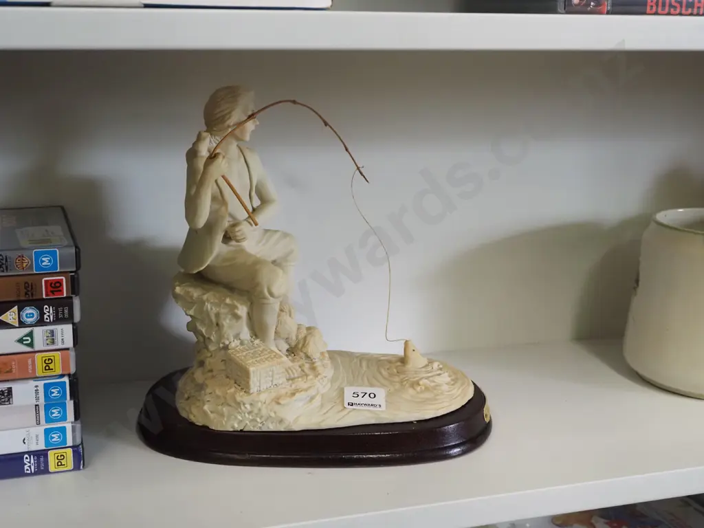 fisherman figurine H-230 Image 1++