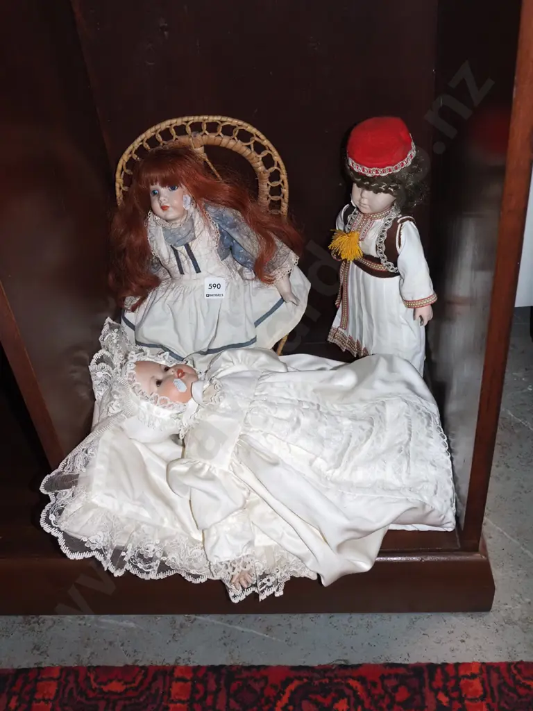 3x porcelain display dolls Image 1++