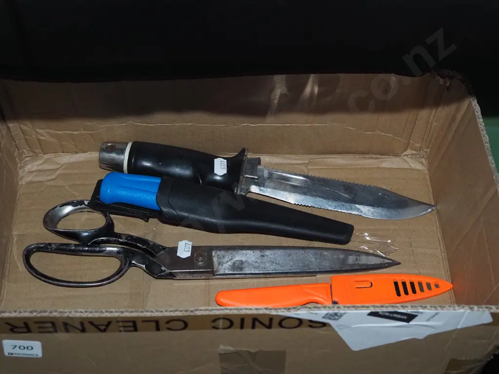 3x knives, large pair of scissors Image 1++